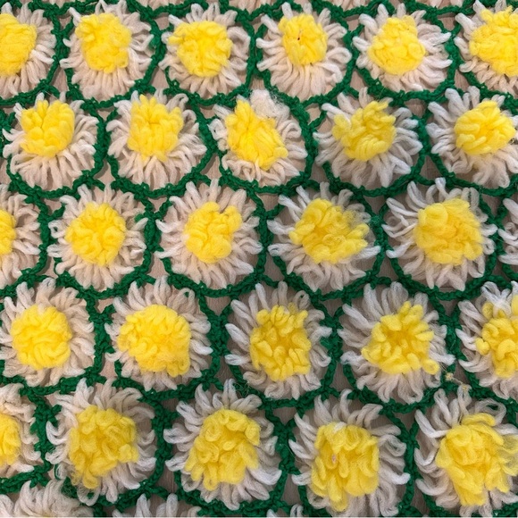 Vintage Hand-Made 3D Daisy Crochet Throw - Picture 3 of 6